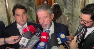 Após decisão do STF, Lira diz que PEC das Drogas tramita normalmente