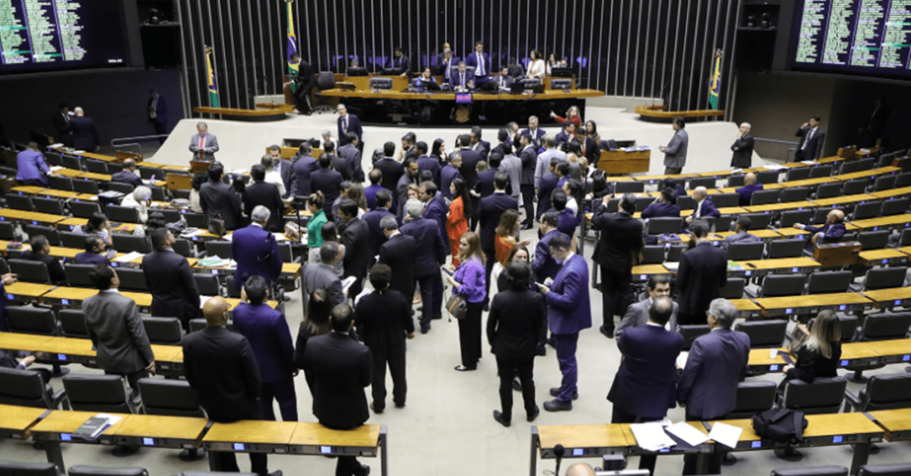 Câmara rejeita mudanças do Senado e aprova reforma do ensino médio