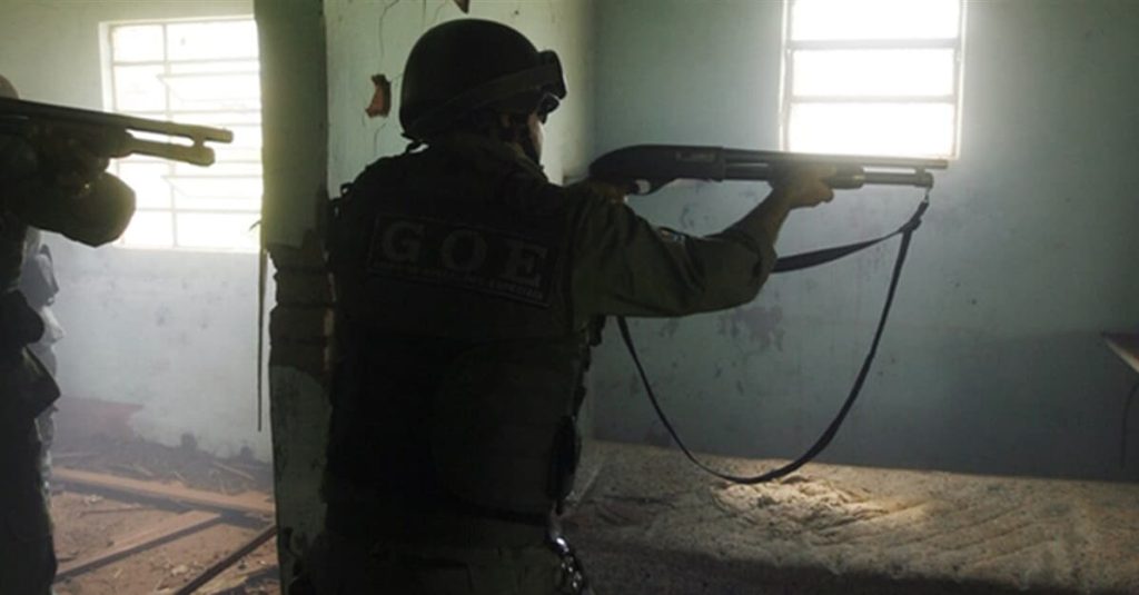 Denúncia e odor de maconha não legitimam invasão policial, decide juiz