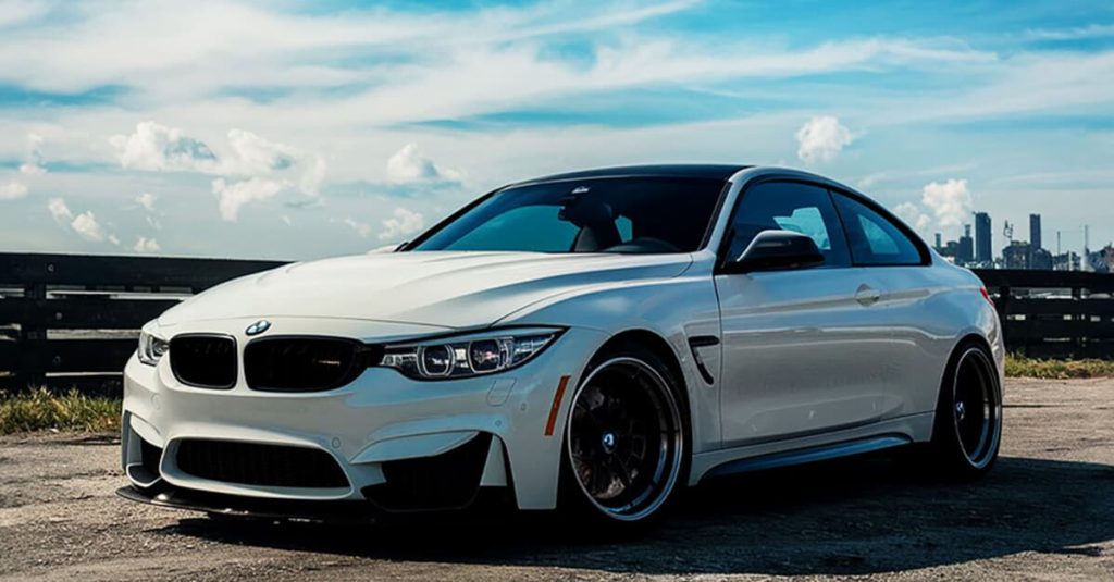 Em ação de pensão, juíza restringe transferência de BMW usada por pai