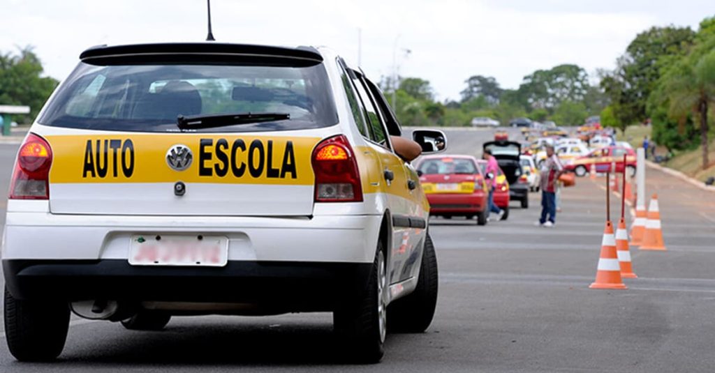 Lula sanciona lei que limita idade para carros de autoescolas