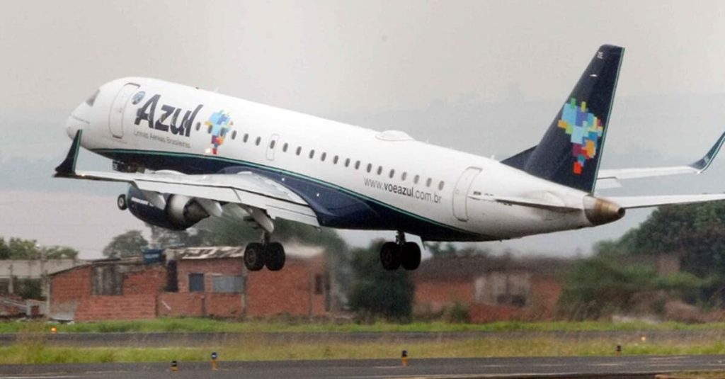 Cancelamento de voo por clima não isenta companhia de indenizar