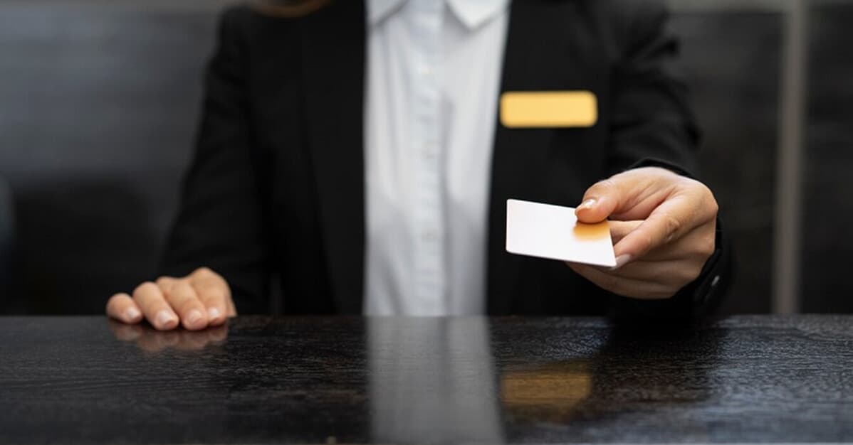 Hotel deve devolver gorjetas retidas acima do limite legal, decide TST