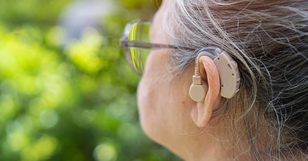 Idosa com deficiência auditiva humilhada no trabalho será indenizada