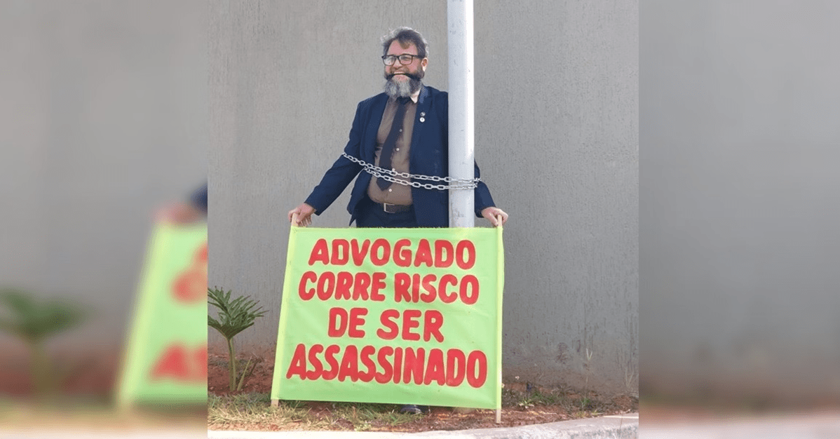Advogado se acorrenta na ONU do DF e alega perseguição da Marinha