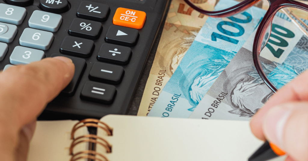 Consignado excede 30% e juíza suspende desconto em folha de servidora