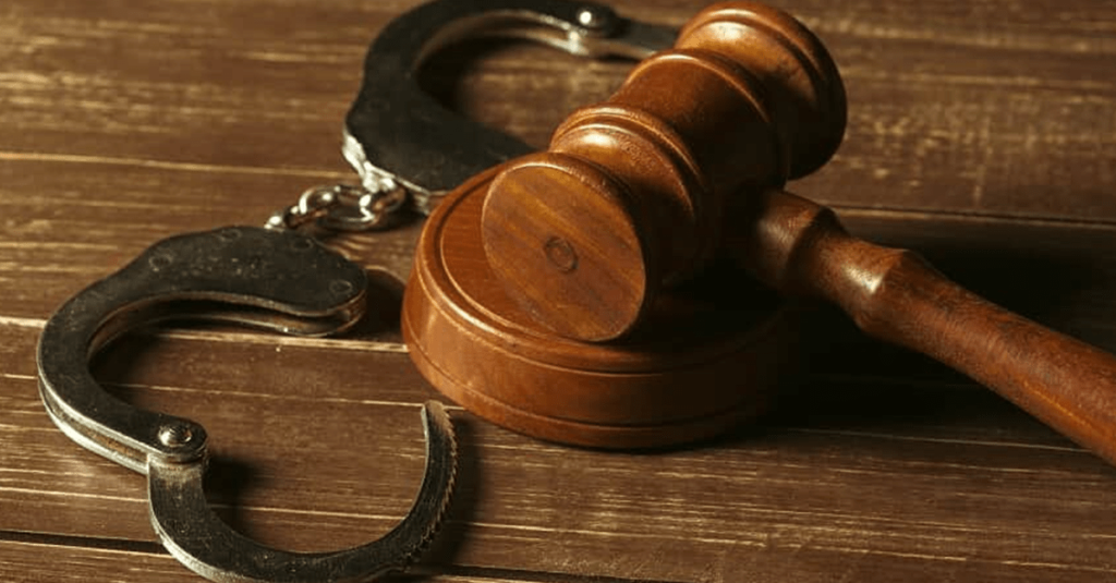 Juiz absolve acusado de roubo por inconsistências no reconhecimento