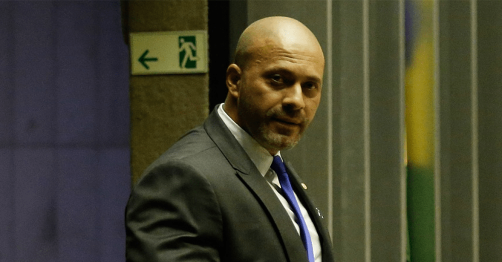 Moraes ordena perícia oficial em Daniel Silveira para avaliar cirurgia