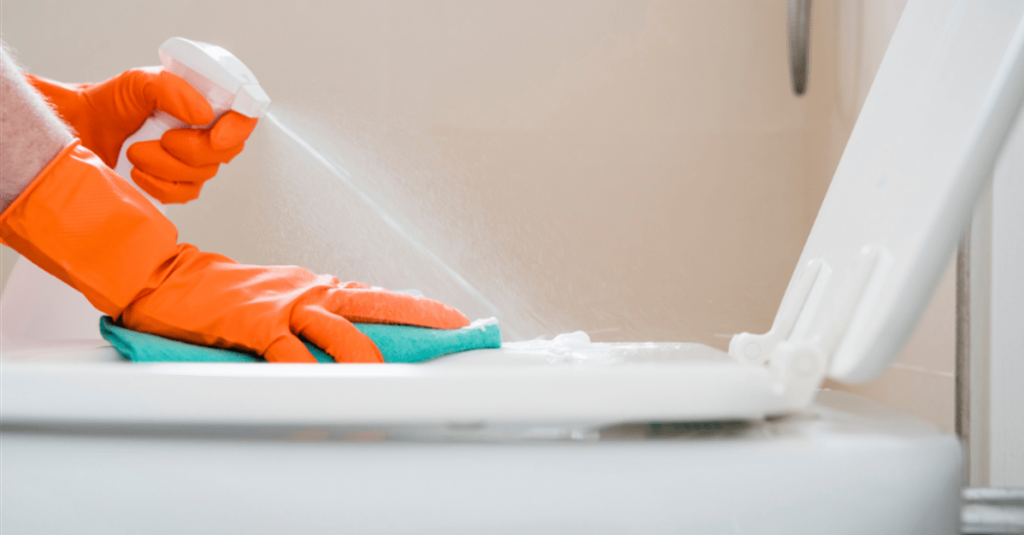 Mulher terá insalubridade por limpeza de banheiros com alta circulação