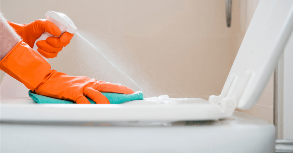 Mulher terá insalubridade por limpeza de banheiros com alta circulação