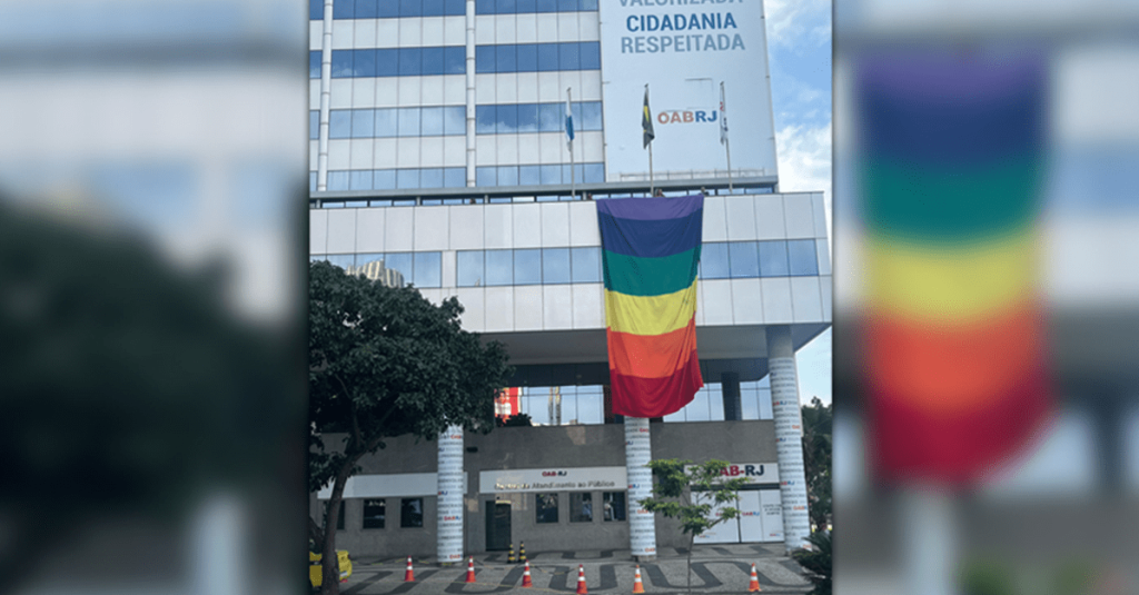 OAB/RJ recebe bandeirão LGBTQIAPN+ no Dia do Orgulho