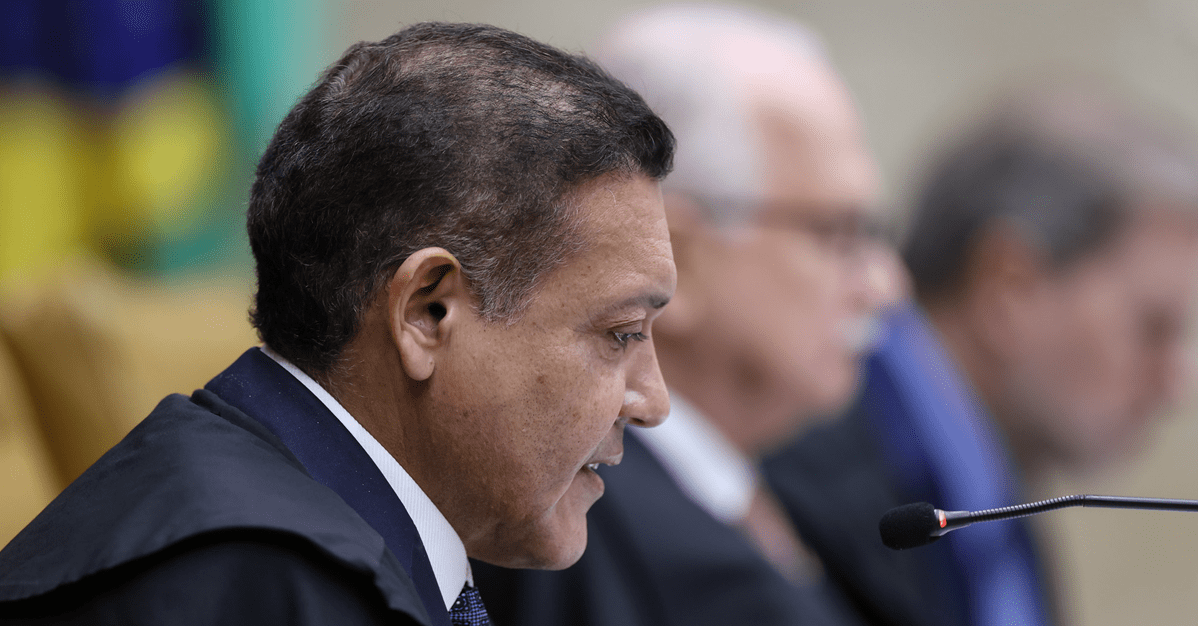 Para Nunes Marques, redes só devem remover posts após ordem judicial