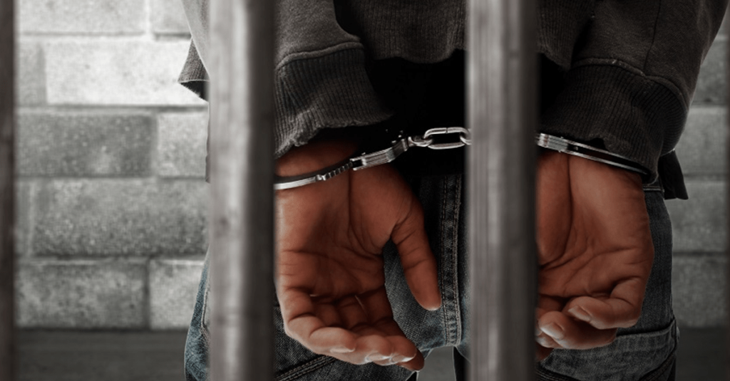 Réu por integrar facção obtém domiciliar para cuidar de filho autista