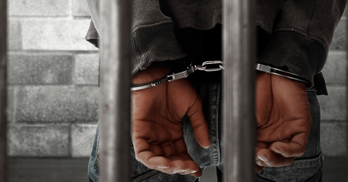 Réu por integrar facção obtém domiciliar para cuidar de filho autista