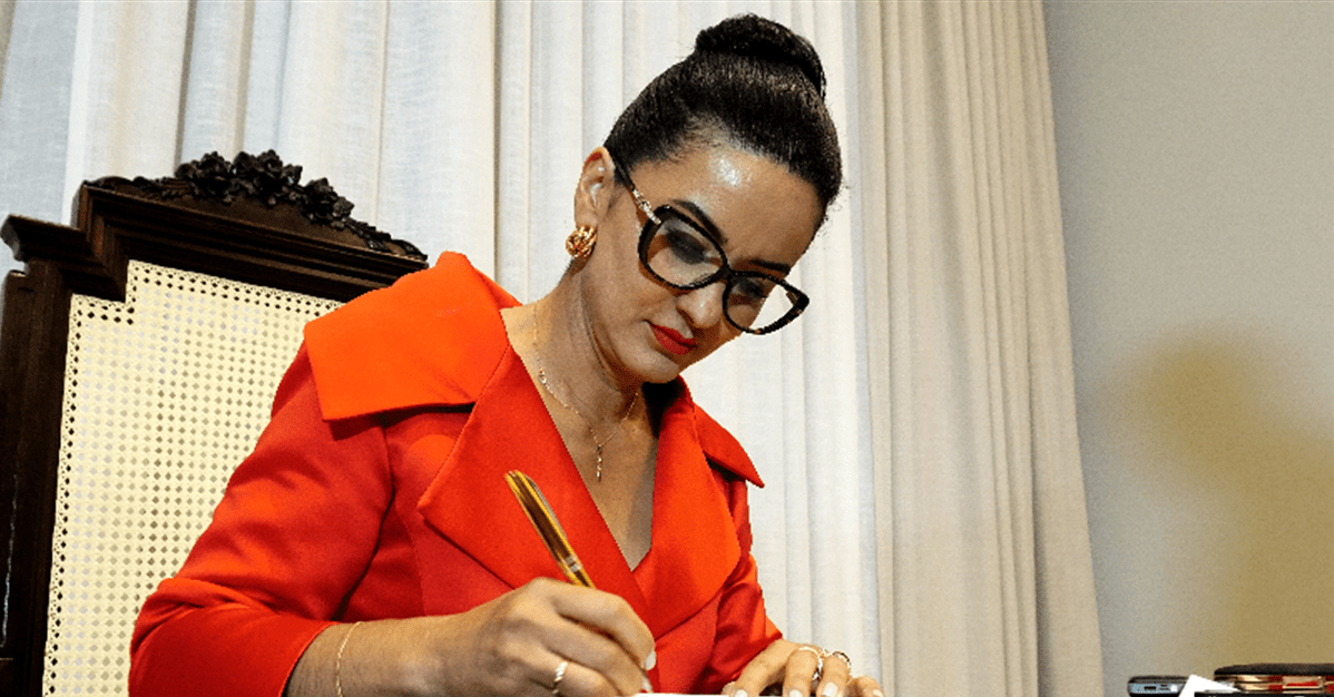 Lançamento de obra de Andréa Vaz reúne autoridades em Curitiba