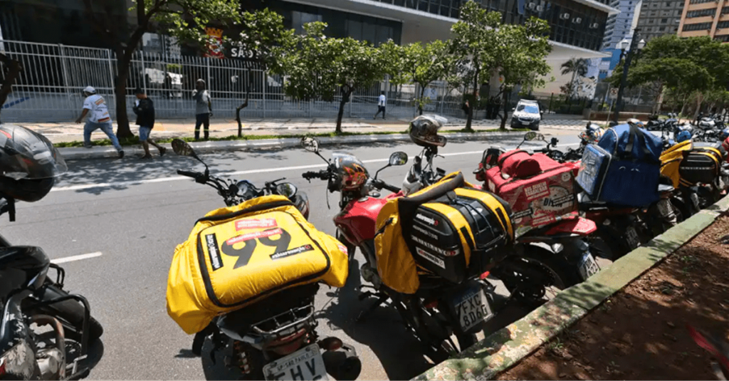 Procon multa Uber e 99 em R$ 17 mi por oferecer serviço de mototáxi